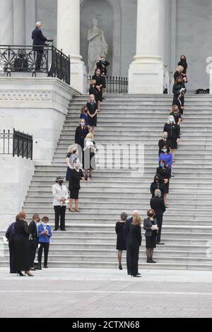 Washington, États-Unis. 25 septembre 2020. Le cercueil à pavillon de la juge Ruth Bader Ginsburg, qui est décédée le 18 septembre, est transporté sur les marches du Front est par un garde d'honneur militaire des services communs, alors qu'il quitte le Capitole des États-Unis après avoir été couché dans l'État le vendredi 25 septembre 2020 à Washington, DC. (Photo d'Oliver Contreras/SIPA USA) Credit: SIPA USA/Alay Live News Banque D'Images