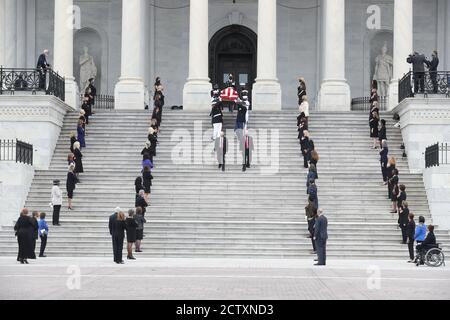 Washington, États-Unis. 25 septembre 2020. Le cercueil à pavillon portant le juge Ruth Bader Ginsburg, décédé le 18 septembre, porté par un garde d'honneur militaire des services conjoints, arrive sur le Front est du Capitole des États-Unis pour se trouver dans l'État le vendredi 25 septembre 2020 à Washington, DC.(photo d'Oliver Contreras/SIPA USA) Credit: SIPA USA/Alay Live News Banque D'Images