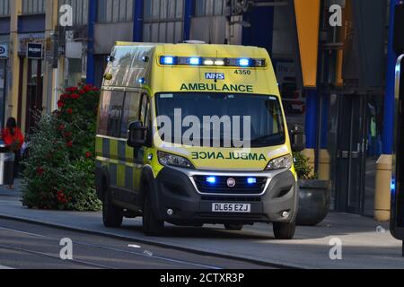 Les ambulanciers paramédicaux du West Midlands Ambulance Service assistent à un incident au centre-ville de Birmingham, au Royaume-Uni, sur Corporation Street Banque D'Images