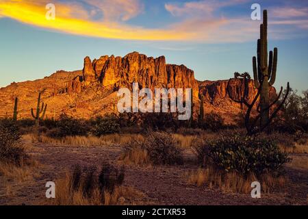 Superstition Mountain dans le désert de Sonoran près de Phoenix, Arizona Banque D'Images