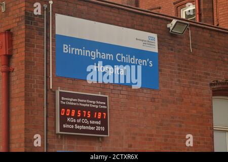 Panneau de l'hôpital pour enfants de Birmingham avec CO2 économisé Banque D'Images