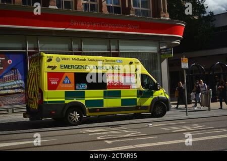 Les ambulanciers paramédicaux du West Midlands Ambulance Service assistent à un incident dans le centre-ville de Birmingham, au Royaume-Uni, sur Corporation Street à l'extérieur de la boutique Vodafone Banque D'Images