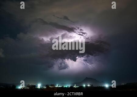 Des orages de foudre et de mousson surent Red Mountain dans la forêt nationale de Tonto, près de Phoenix, en Arizona. Banque D'Images