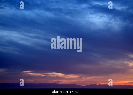 Magnifique coucher de soleil violet sur les montagnes (Listvyanka, Russie) Banque D'Images