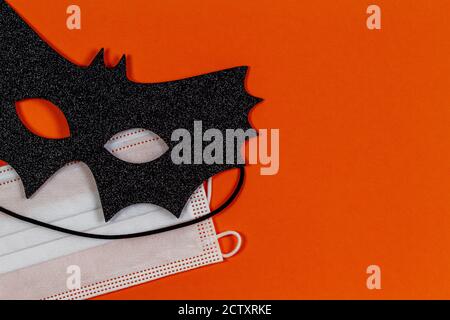 Masque pour les yeux d'halloween noir et masque médical de protection pour le visage arrière-plan orange Banque D'Images