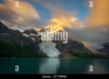 Lever du soleil au Mont Robson, parc provincial Robson, Colombie-Britannique Banque D'Images