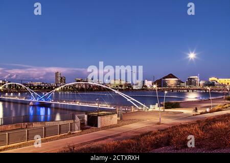 Lune de maïs au-dessus du lac Tempe Town, près de Phoenix, en Arizona Banque D'Images