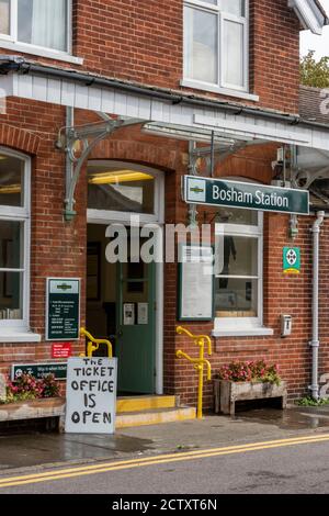 Une gare vide à Bosham, dans l'ouest du sussex, pendant l'épidémie de Covid en 19. Banque D'Images