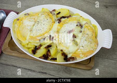 Plat de tartiflette Reblochon sur une table Banque D'Images