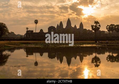 Angkor Wat, Cambodge - janvier 2019 : lever du soleil au temple d'Angkor Wat, Cambodge. C'est l'un des mystérieuses ruines complexes en Asie du Sud et attire la visite Banque D'Images