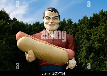 Atlanta, Illinois / États-Unis - 23 septembre 2020 : statue de l'hotdog Paul Bunyan sur la route historique 66. Banque D'Images