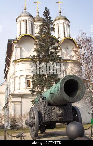 Tsar Cannon, en bronze en 1586 par le maître Scaster Andrey Chokhov, situé dans le Kremlin, Moscou, Russie, avec la cathédrale de l'Archange au-delà Banque D'Images