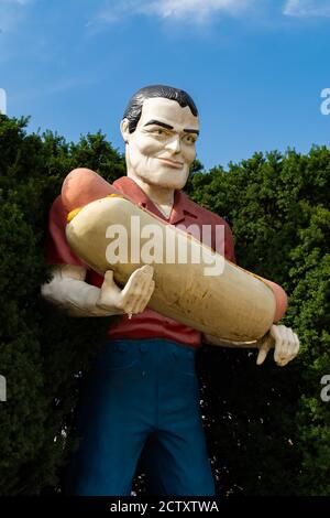 Atlanta, Illinois / États-Unis - 23 septembre 2020 : statue de l'hotdog Paul Bunyan sur la route historique 66. Banque D'Images