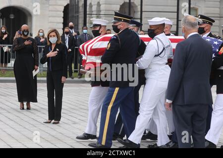 Le dossier de la juge adjointe de la Cour suprême, Ruth Bader Ginsburg, est porté à la suite de cérémonies en l'honneur de Ginsburg au Capitole des États-Unis à Washington, aux États-Unis, le 25 septembre 2020. On y regarde la Présidente de la Chambre des représentants des États-Unis Nancy Pelosi (démocrate de Californie), centre, et le Représentant des États-Unis Ayanna Pressley (démocrate du Massachusetts), gauche.Credit: Jonathan Ernst/Pool via CNP | usage dans le monde entier Banque D'Images