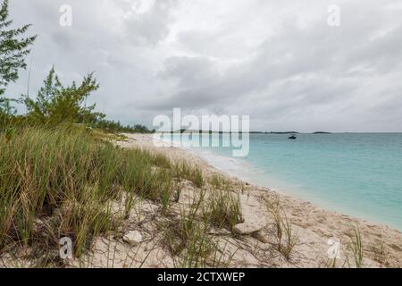 Tropic de cancer plage pendant une journée nuageuse dans la mer des caraïbes (Exuma, Bahamas). Banque D'Images