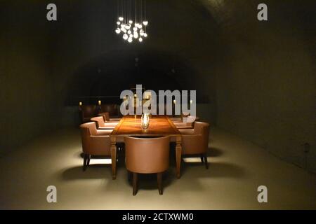 Intérieur d'une salle à manger avec une grande table sous un lustre moderne Banque D'Images