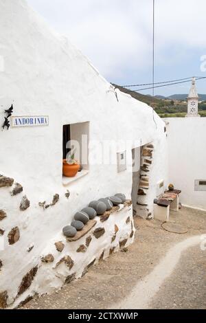 Maison typique dans le village de Bordeira avec deux hirondelles en céramique et un panneau avec leur nom, en Algarve, Portugal. Banque D'Images