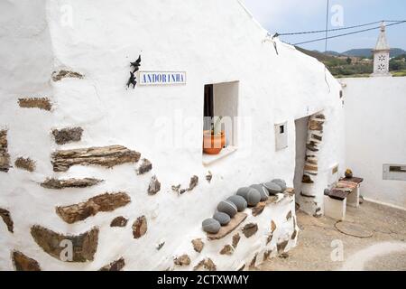 Maison typique dans le village de Bordeira avec deux hirondelles en céramique et un panneau avec leur nom, en Algarve, Portugal. Banque D'Images