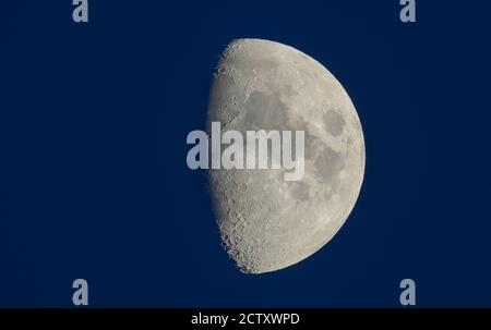 Londres, Royaume-Uni. 25 septembre 2020. 65% lumineuse cirage gibbous Lune basse dans le ciel sud au-dessus de Londres dans une soirée claire et fraîche. Crédit : Malcolm Park/Alay Live News. Banque D'Images