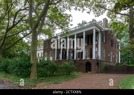 Arrière de la maison de l'amiral à Governors Island. Bâtiment ancien et abandonné Banque D'Images