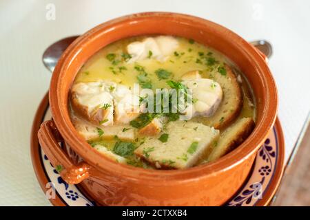 Soupe traditionnelle d'aiguillat au restaurant 'A Chaminé', dans le village de Brejão, en Algarve, Portugal. Banque D'Images