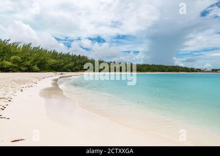 Vue sur la plage d'Emerald Bay dans la mer des caraïbes (Exuma, Bahamas). Banque D'Images