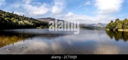 Vue panoramique depuis le bord de l'eau du lac Grasmere dans le Lake District, Cumbria, Royaume-Uni Banque D'Images