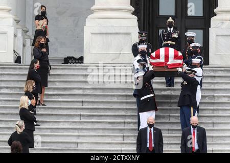 Washington, États-Unis. 25 septembre 2020. Le cercueil à pavillon de la juge Ruth Bader Ginsburg, qui est décédée le 18 septembre, est transporté sur les marches du Front est par un garde d'honneur militaire des services communs, alors qu'il quitte le Capitole des États-Unis après avoir été couché dans l'État le vendredi 25 septembre 2020 à Washington, DC. (Photo d'Oliver Contreras/SIPA USA) Credit: SIPA USA/Alay Live News Banque D'Images