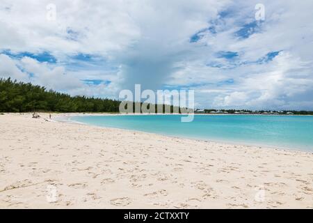 Vue sur la plage d'Emerald Bay dans la mer des caraïbes (Exuma, Bahamas). Banque D'Images