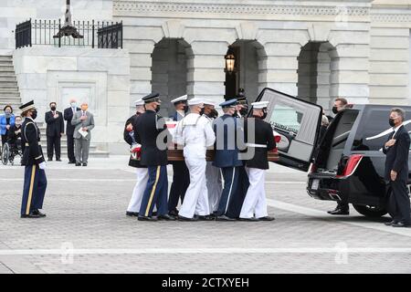 Washington, États-Unis. 25 septembre 2020. Le cercueil à pavillon de la juge Ruth Bader Ginsburg, qui est décédée le 18 septembre, est transporté sur les marches du Front est par un garde d'honneur militaire des services communs, alors qu'il quitte le Capitole des États-Unis après avoir été couché dans l'État le vendredi 25 septembre 2020 à Washington, DC. (Photo d'Oliver Contreras/SIPA USA) Credit: SIPA USA/Alay Live News Banque D'Images