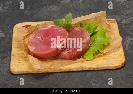 Raw tuna steak ronde prêt pour grill Banque D'Images