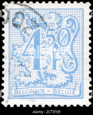 Saint-Pétersbourg, Russie - 18 septembre 2020 : timbre imprimé en Belgique l'image du nombre sur le Lion héraldique, vers 1974 Banque D'Images