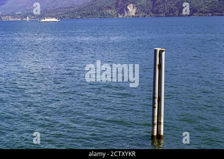 Vue sur le lac majeur depuis le bord de lac de la ville de Verbania. Banque D'Images