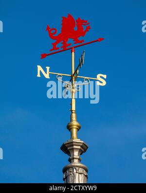 Une girouette rouge Dragon située sur la jetée de Llandudno, dans la ville balnéaire historique de Llandudno, dans le nord du pays de Galles, au Royaume-Uni. Le dragon rouge est un symbole de Banque D'Images