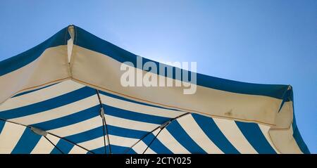 Parapluie de plage avec détails blancs et bleus. Banque D'Images