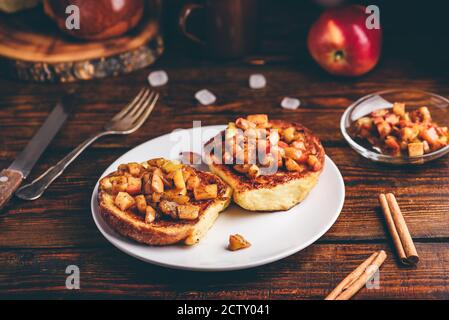 French toasts avec pommes caramélisées Banque D'Images