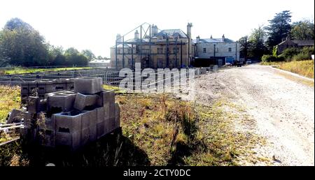 Septembre 2020 - des prolongements de bâtiments sont en cours de construction à Wyrésie Hall, Dolphinholme, Lancashire. La maison originale a été vendue par les fiduciaires de John Fenton Cawthorn en 1836 à Robert Garnet (1780-1852). En 1843-44, la maison a été réaménagée par Garnet aux dessins d'Edmund Sharpe (1809-77), y compris la démolition de l'avant ouest d'Adams. En même temps, l'intérieur a été complètement changé et redécoré. D'autres alteratyions ont eu lieu et la maison a été vendue en 1936 et divisée en appartements. En 2012, il a été converti en hôtel. Banque D'Images