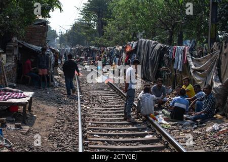 Kolkata, Inde - 2 février 2020: La vie quotidienne des personnes non identifiées à côté du chemin de fer actif dans les bidonvilles le 2 février 2020 à Kolkata, Inde Banque D'Images