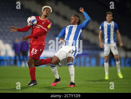 Lyle Taylor de Nottingham Forest (à gauche) et Romoney Crichlow-Noble de Huddersfield Town se battent pour le ballon lors du match de championnat Sky Bet au stade John Smith, Huddersfield. Date de la photo : vendredi 25 septembre 2020. Voir PA Story FOOTBALL Huddersfield. Le crédit photo devrait se lire comme suit : Nick Potts/PA Wire. UTILISATION ÉDITORIALE UNIQUEMENT utilisation non autorisée avec des fichiers audio, vidéo, données, listes de présentoirs, logos de clubs/ligue ou services « en direct » non autorisés. Utilisation en ligne limitée à 120 images, pas d'émulation vidéo. Aucune utilisation dans les Paris, les jeux ou les publications de club/ligue/joueur unique. Banque D'Images