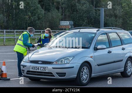 Aéroport de Blackbushe, Hampshire, Royaume-Uni. 25 septembre 2020. La région de la santé de Surrey NHS a commencé à fournir gratuitement des injections de grippe (vaccins contre la grippe) à partir du groupe de plus de 70 ans. Ils sont effectués à un trajet extérieur à travers les installations de l'aéroport de Blackbushe juste de l'autre côté de la frontière dans le Hampshire. On espère que cette année, le programme accru de vaccination contre la grippe contribuera à réduire la pression sur le NHS et le personnel de soins sociaux qui pourraient faire face au coronavirus covid-19. Banque D'Images