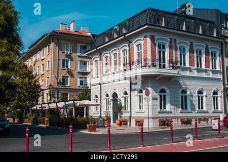 Un gros plan d'un bâtiment avec des briques rouges sur une rue à Burgas, Bulgarie. Banque D'Images