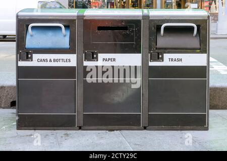 Poubelle poubelle poubelle de rue avec tasses de café Sur le recyclage des déchets à New York Banque D'Images