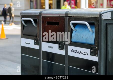 Conteneurs de déchets pour trois poubelles pour différents types de Ordures dans les rues de New York NY USA Banque D'Images