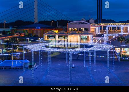 yokohama, japon - juillet 19 2020 : vue de nuit de la structure circulaire en aluminium illuminée du marché de la baie du paradis marin de Yokohama Hakkeijima Banque D'Images