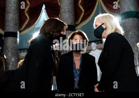 Washington, États-Unis. 25 septembre 2020. La candidate à la vice-présidence démocratique Kamala Harris s'entretient avec la sénatrice Amy Klobuchar (D-MN) et la sénatrice Kirsten Gilliband (D-NY) avant le début d'une cérémonie pour le regretté juge Ruth Bader Ginsburg, qui est dans la salle de statuaire du Capitole à Washington le vendredi 25 septembre 2020, à Washington, CC. Photo de piscine par Erin Schaff/UPI crédit: UPI/Alay Live News Banque D'Images