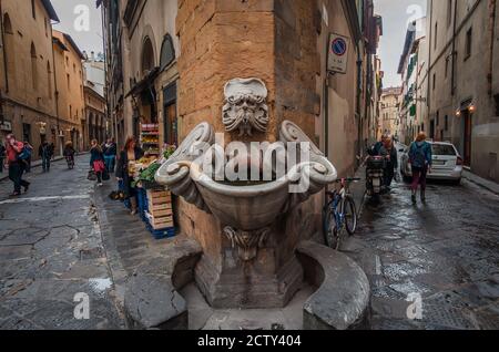 La Fontana dello Sprone, également appelée Fontana del Buontalenti, est une fontaine publique de style maniériste du début du XVIIe siècle Banque D'Images