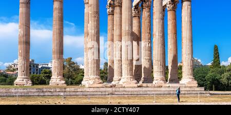 Temple de Zeus en été, Athènes, Grèce. C'est un monument célèbre d'Athènes. Visitez les majestueuses ruines de la Grèce antique. Vue panoramique sur les grandes colonnes Banque D'Images