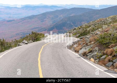 Vider la route de montagne raide sur un ciel nuageux matin d'automne. Les montagnes boisées sont visibles en arrière-plan. Banque D'Images