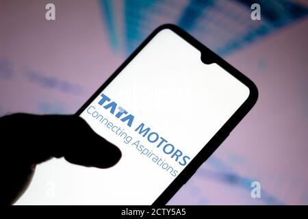 Sur cette photo, le logo Tata Motors Limited est affiché sur un téléphone intelligent. Banque D'Images