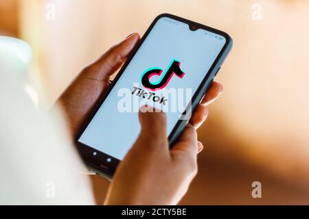 Sur cette photo, le logo TikTok apparaît sur un smartphone. Banque D'Images